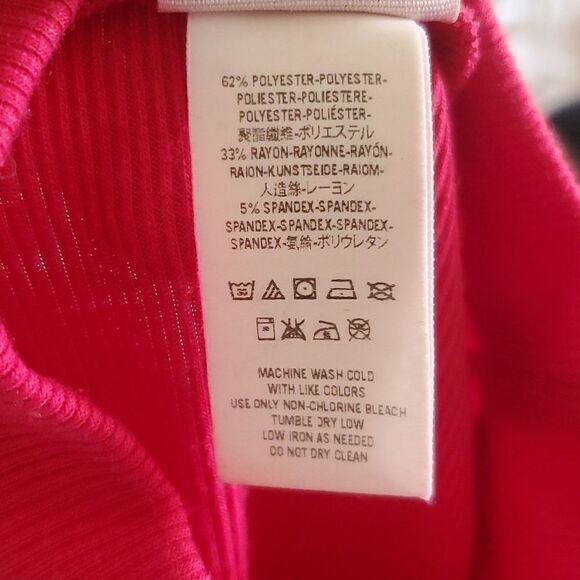 We TheĀ Free Red Ribbed Mockneck Top with SideāSnapsāSizeāXS - Picture 9 of 9